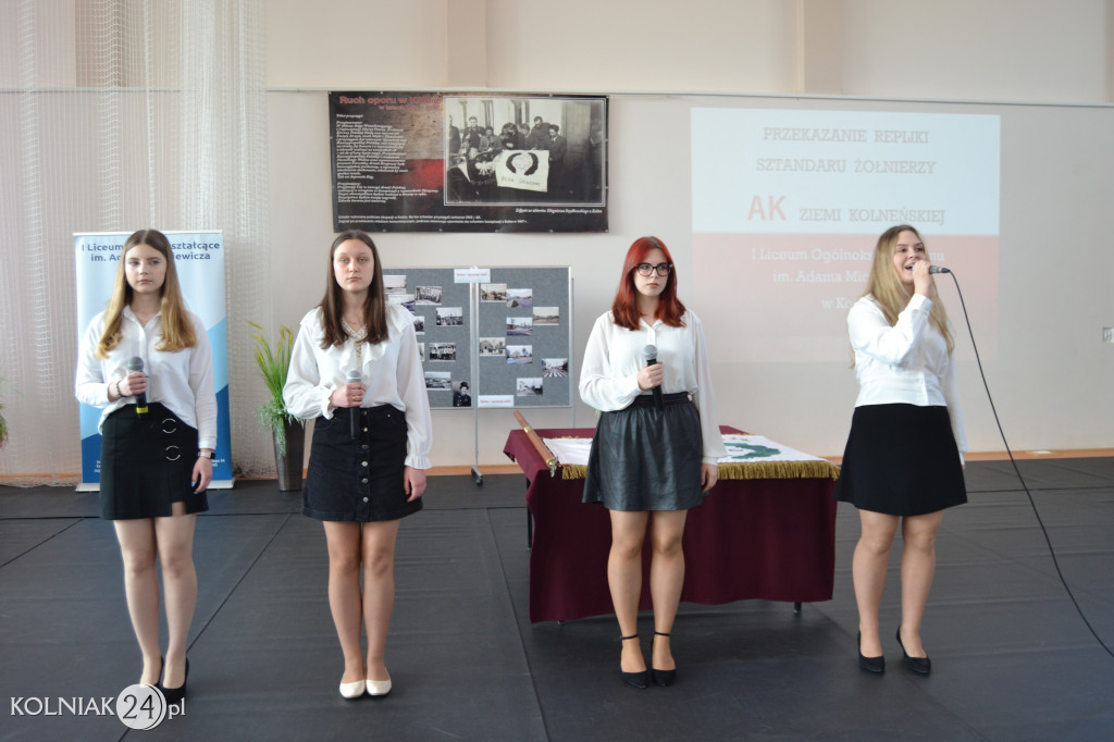 Uroczystość przekazania repliki sztandaru bojowego żołnierzy AK
