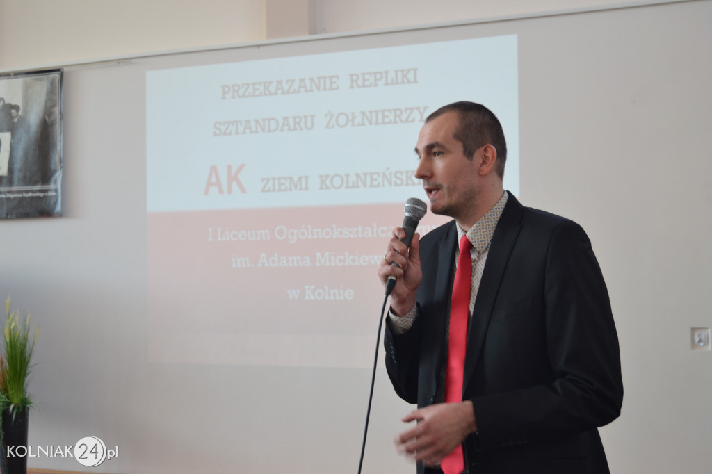 Uroczystość przekazania repliki sztandaru bojowego żołnierzy AK