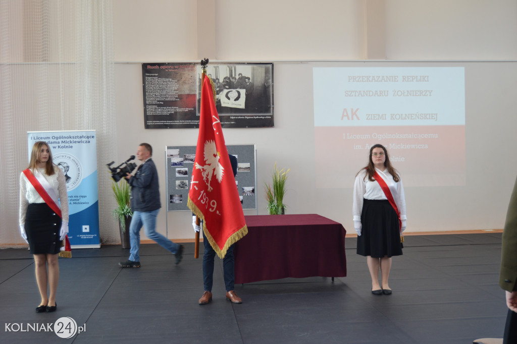 Uroczystość przekazania repliki sztandaru bojowego żołnierzy AK