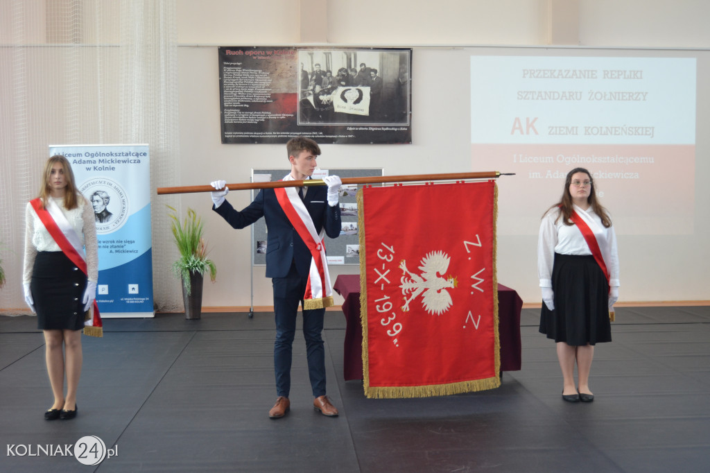 Uroczystość przekazania repliki sztandaru bojowego żołnierzy AK