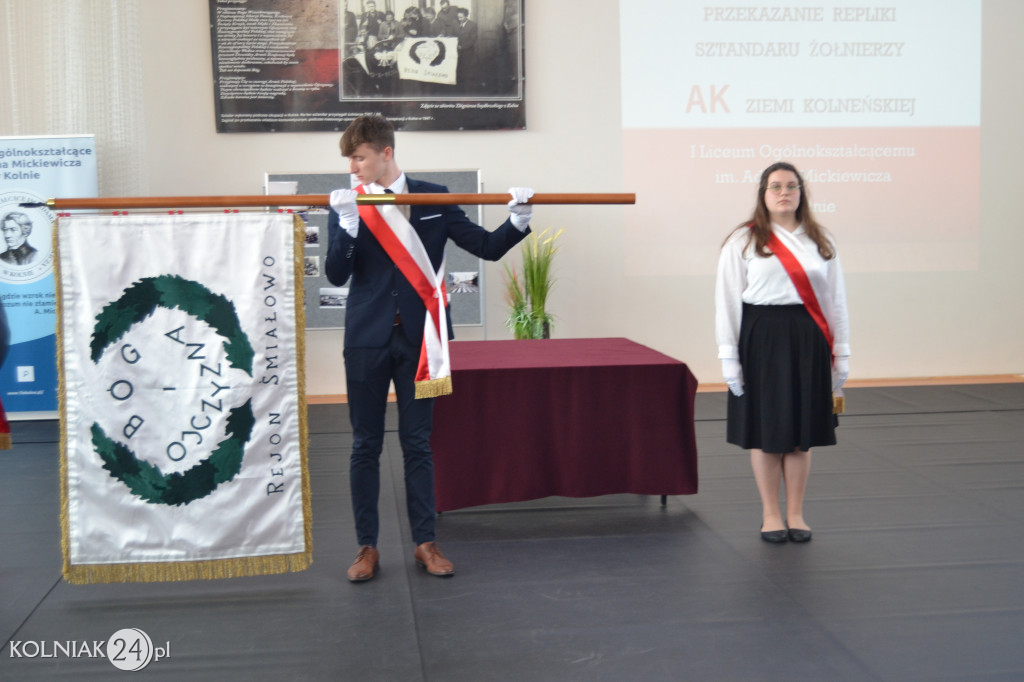 Uroczystość przekazania repliki sztandaru bojowego żołnierzy AK