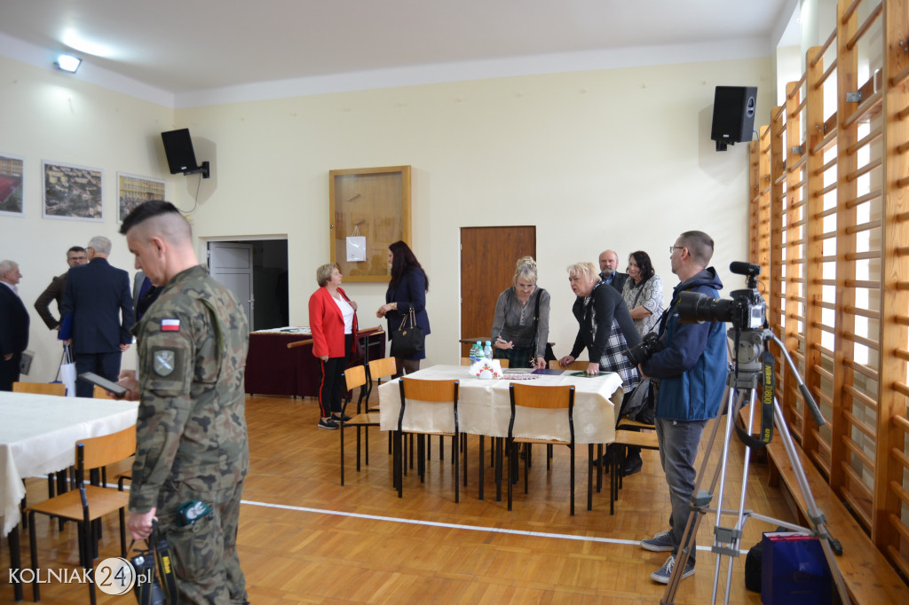 Uroczystość przekazania repliki sztandaru bojowego żołnierzy AK