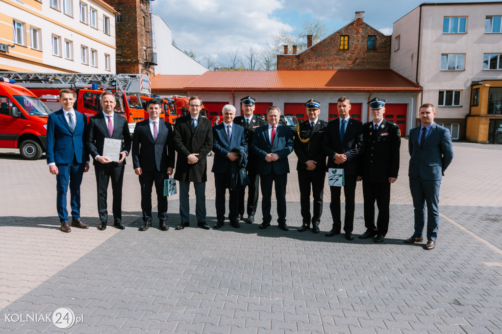 Wręczenie promes na zakup nowych samochodów
