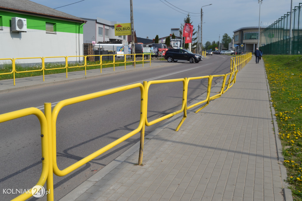 Zniszczona barierka na ulicy Kolejowej w Kolnie
