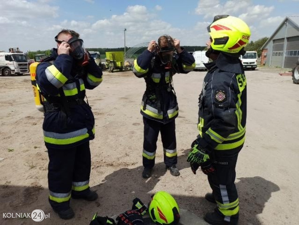 Ćwiczenia strażaków w bazie maszynowej