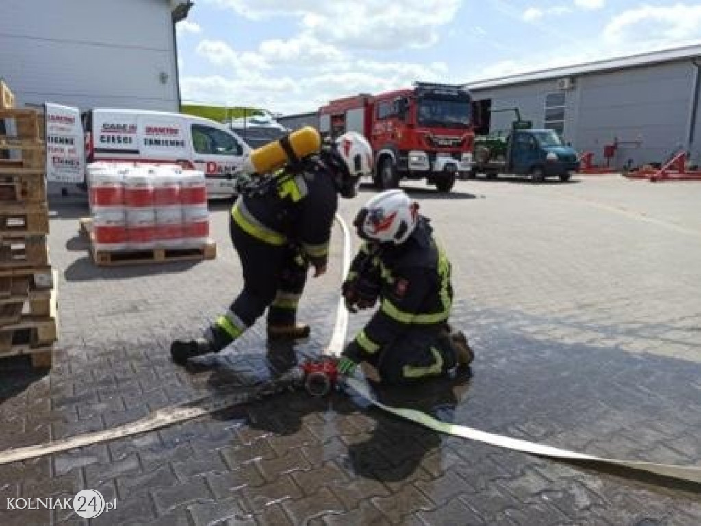 Ćwiczenia strażaków w bazie maszynowej