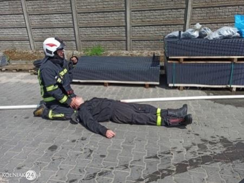 Ćwiczenia strażaków w bazie maszynowej