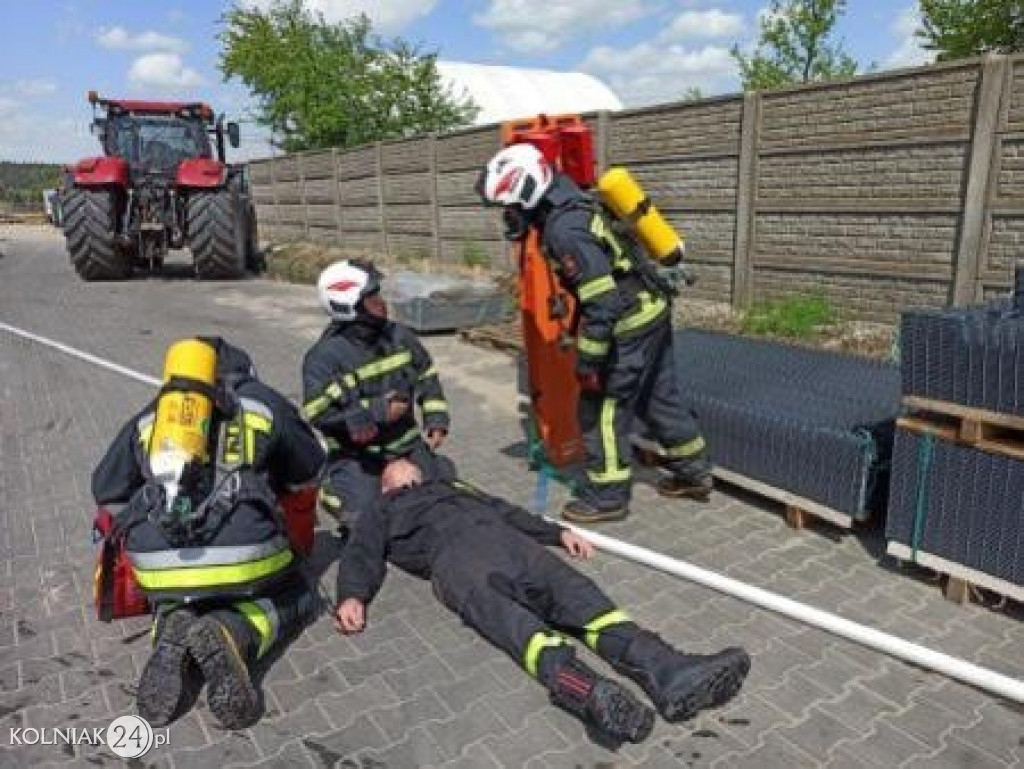 Ćwiczenia strażaków w bazie maszynowej
