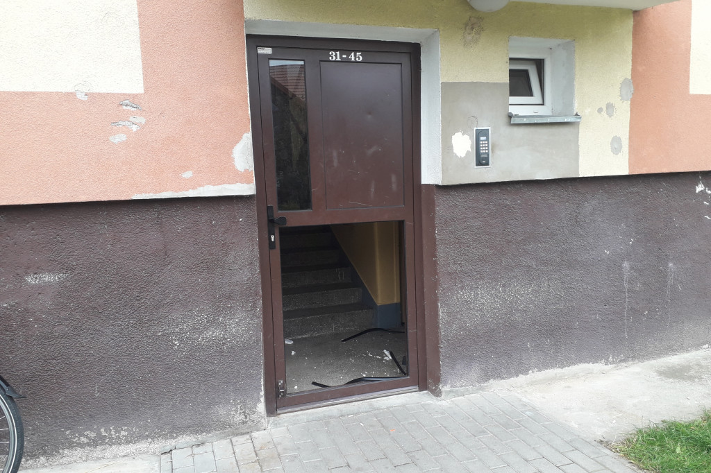Zniszczone drzwi w bloku