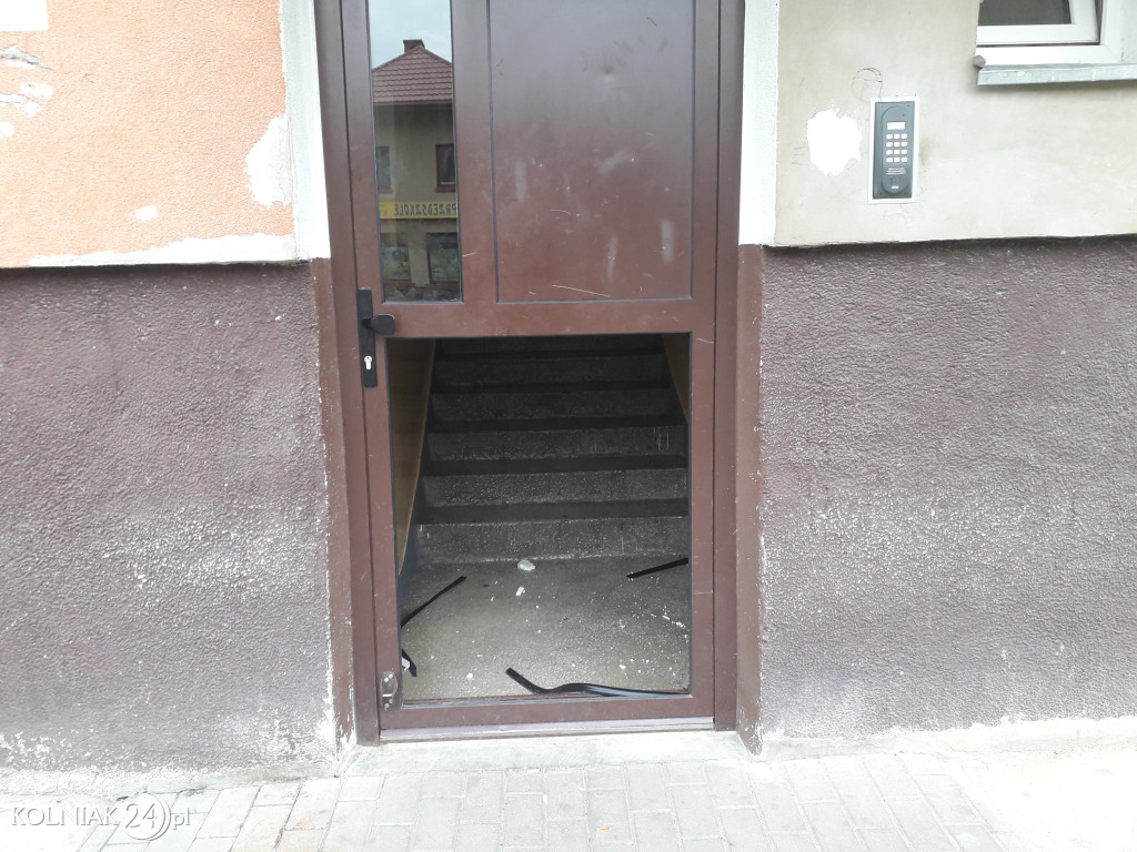 Zniszczone drzwi w bloku