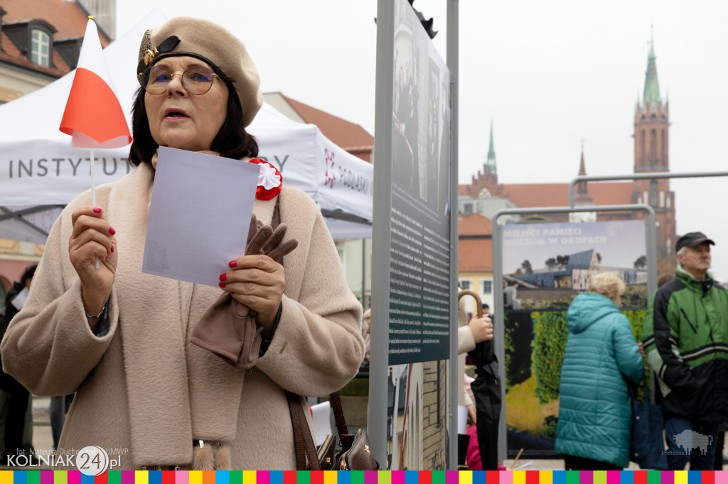 Przed pomnikiem Marszałka Józefa Piłsudskiego