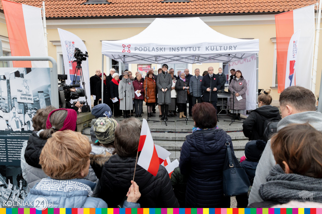 Przed pomnikiem Marszałka Józefa Piłsudskiego