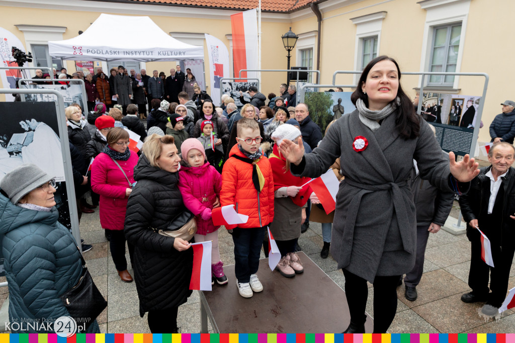 Przed pomnikiem Marszałka Józefa Piłsudskiego