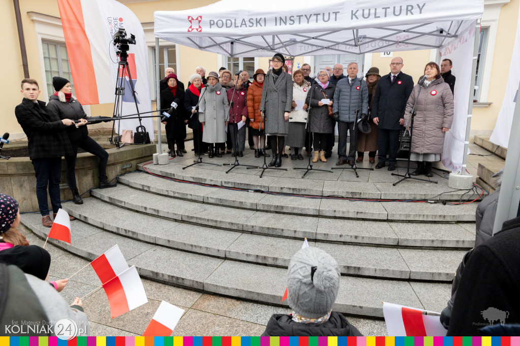 Przed pomnikiem Marszałka Józefa Piłsudskiego