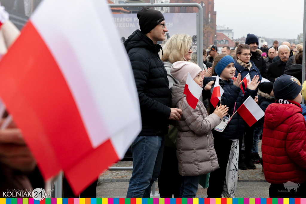 Przed pomnikiem Marszałka Józefa Piłsudskiego