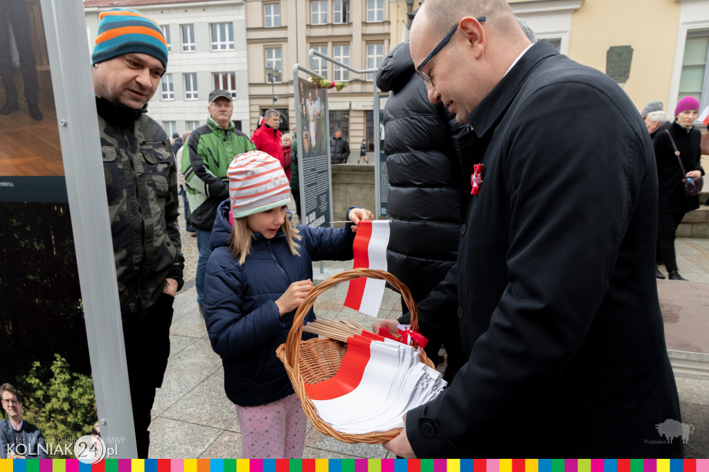 Przed pomnikiem Marszałka Józefa Piłsudskiego