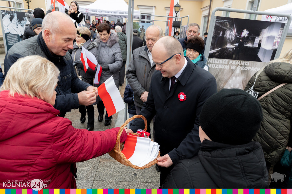 Przed pomnikiem Marszałka Józefa Piłsudskiego