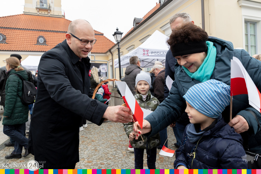Przed pomnikiem Marszałka Józefa Piłsudskiego