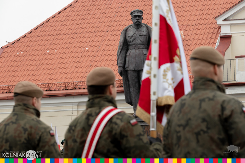 Przed pomnikiem Marszałka Józefa Piłsudskiego