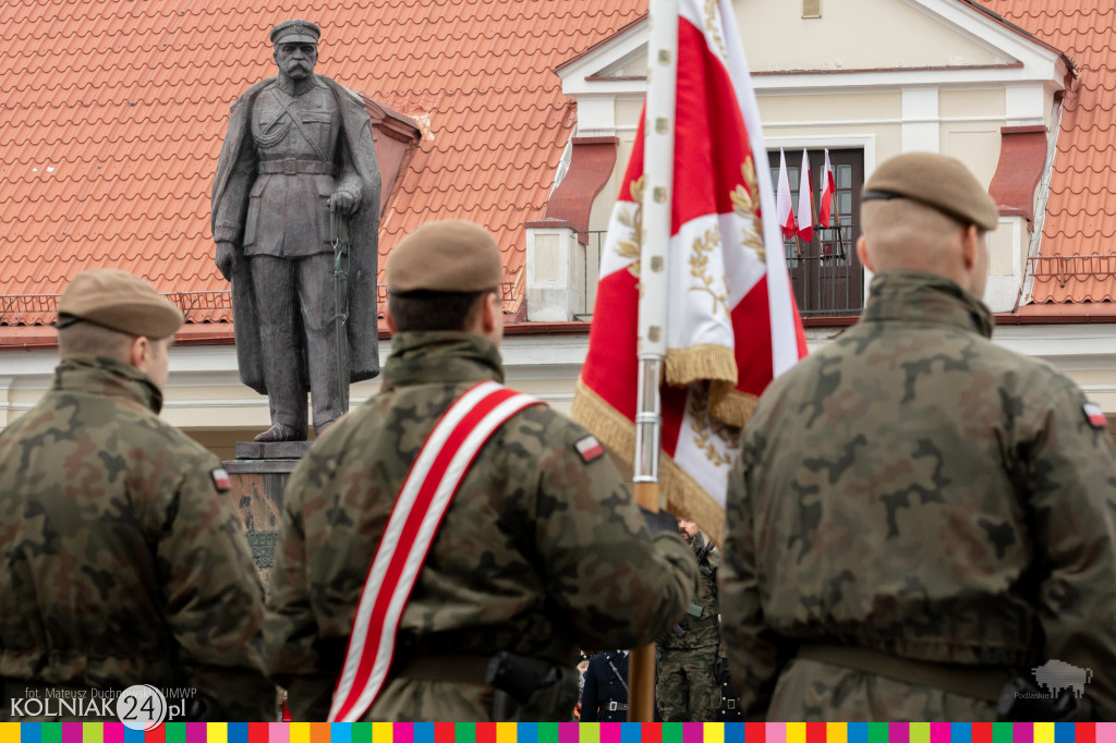 Przed pomnikiem Marszałka Józefa Piłsudskiego