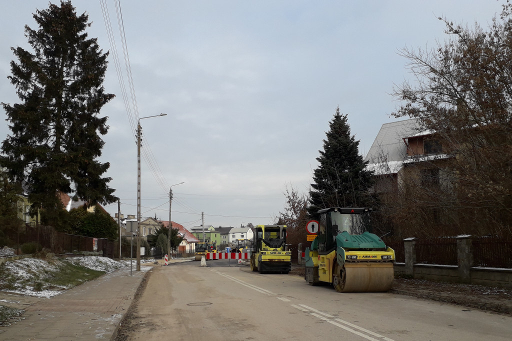 Pierwsza warstwa asfaltu na rondzie