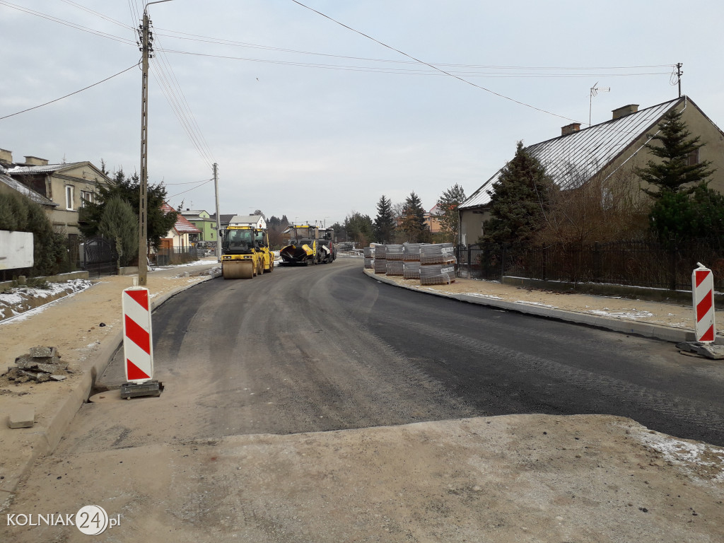 Pierwsza warstwa asfaltu na rondzie