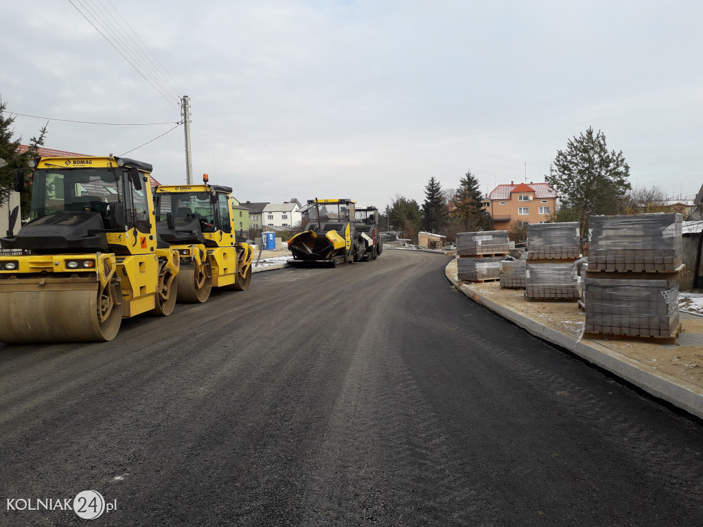 Pierwsza warstwa asfaltu na rondzie