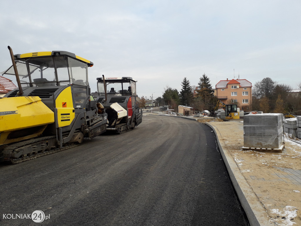 Pierwsza warstwa asfaltu na rondzie