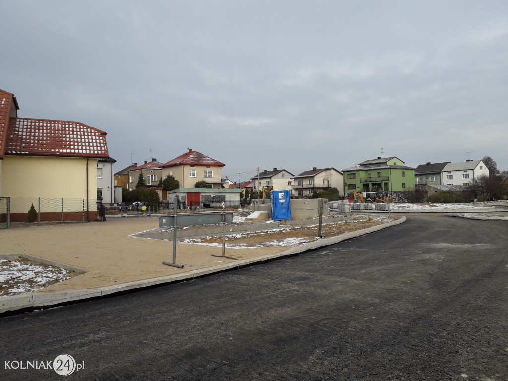 Pierwsza warstwa asfaltu na rondzie
