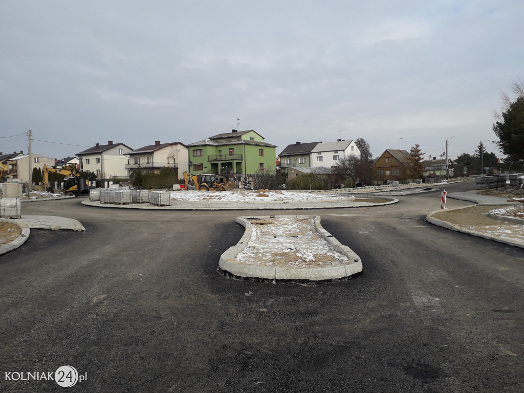 Pierwsza warstwa asfaltu na rondzie