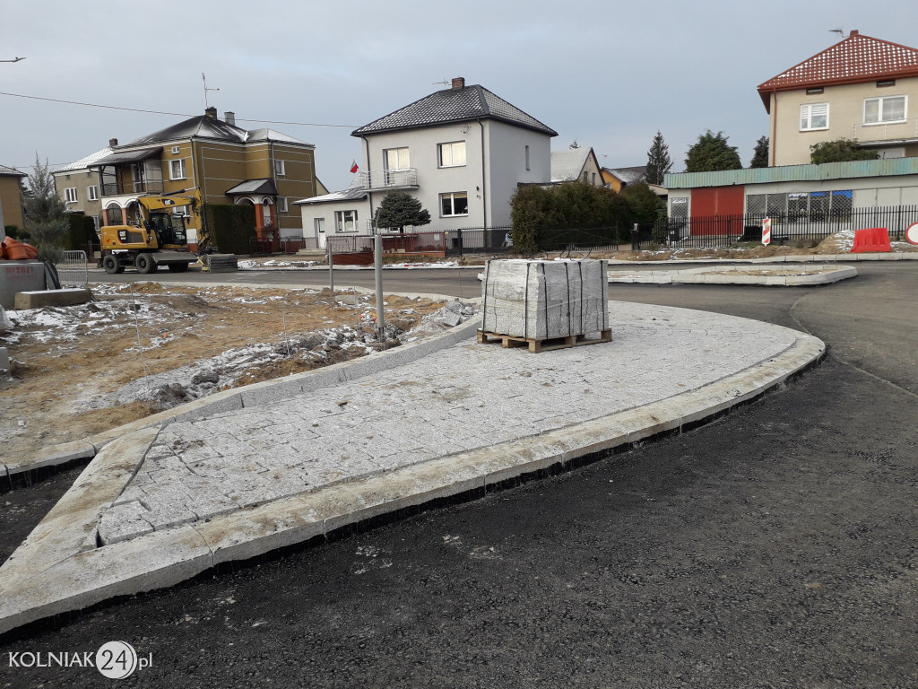 Pierwsza warstwa asfaltu na rondzie