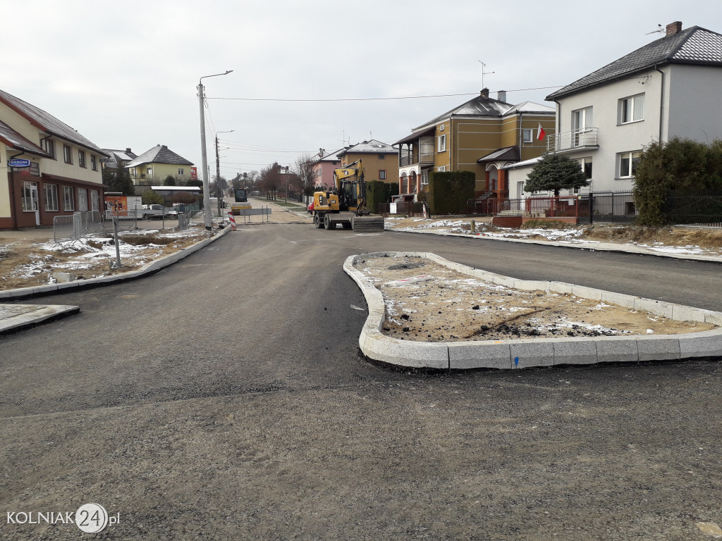 Pierwsza warstwa asfaltu na rondzie