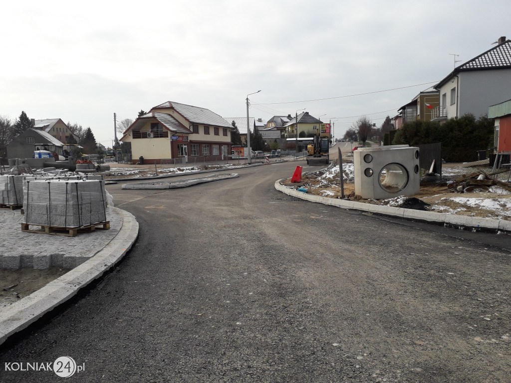 Pierwsza warstwa asfaltu na rondzie