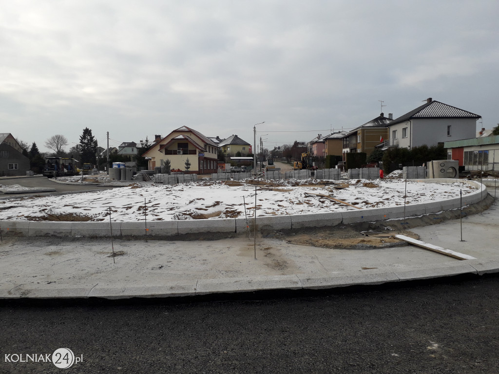 Pierwsza warstwa asfaltu na rondzie