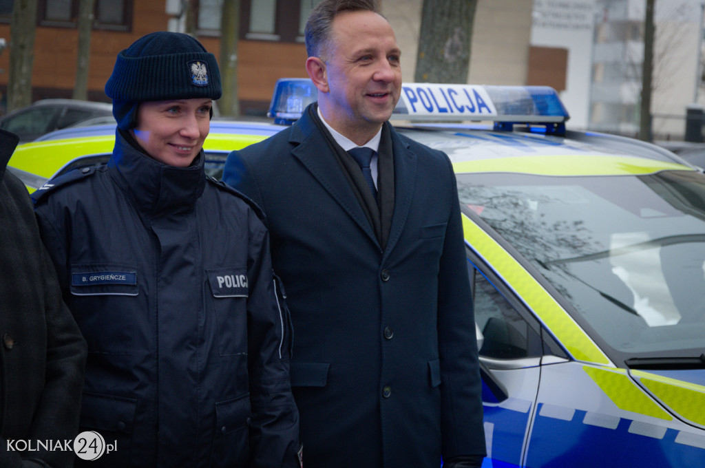 Pierwsze radiowozy w nowych barwach