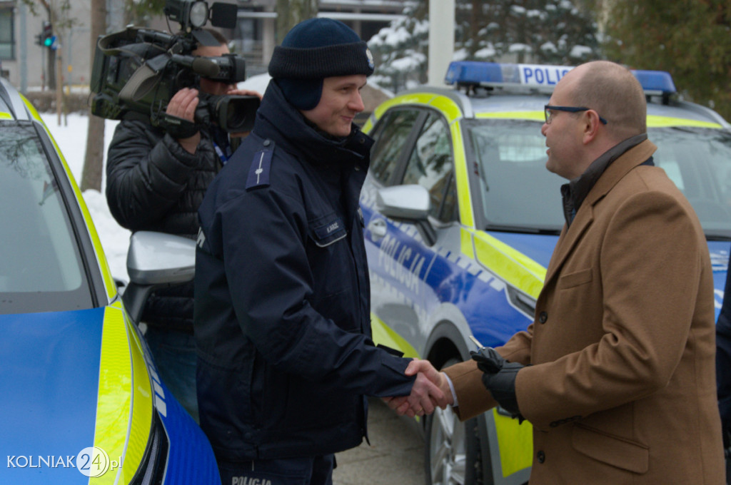 Pierwsze radiowozy w nowych barwach