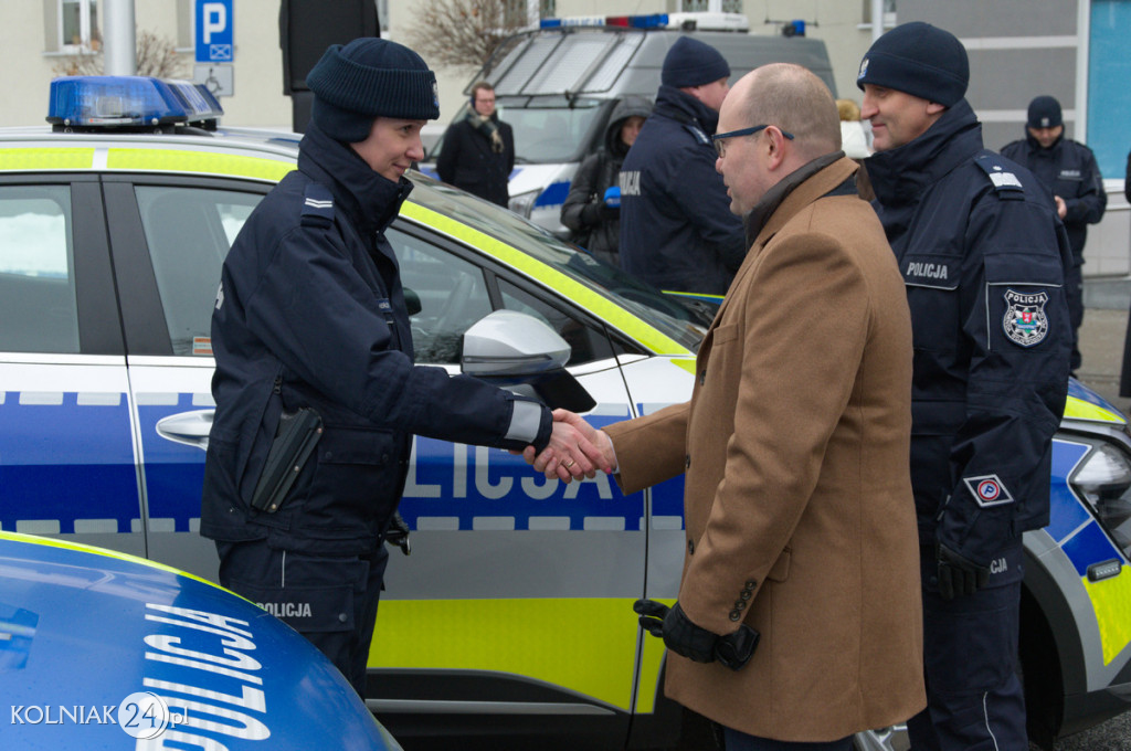 Pierwsze radiowozy w nowych barwach