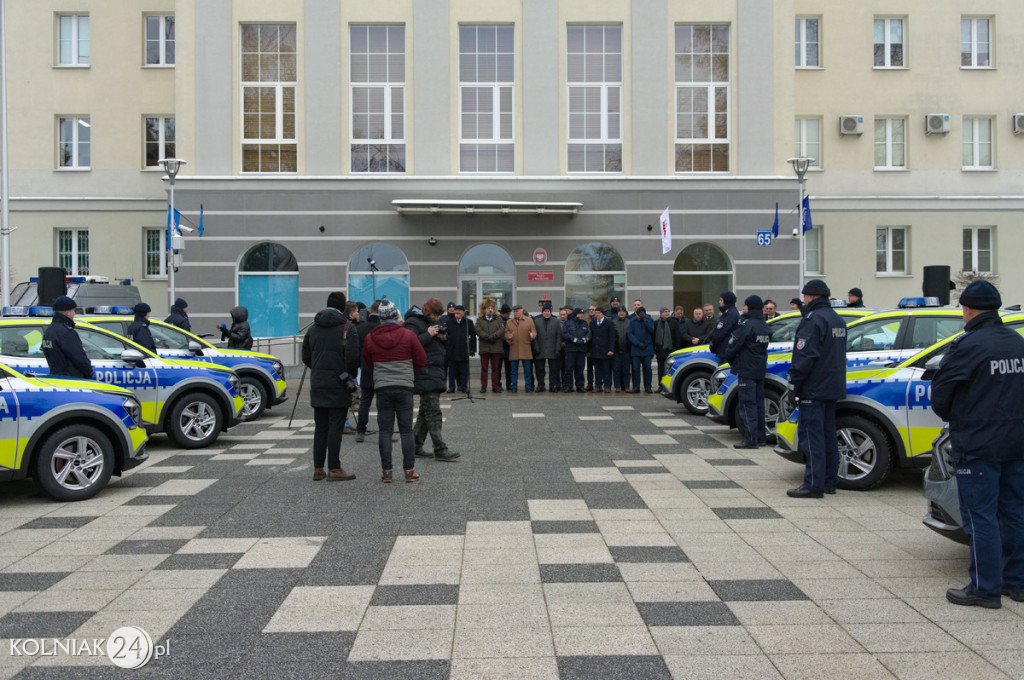 Pierwsze radiowozy w nowych barwach