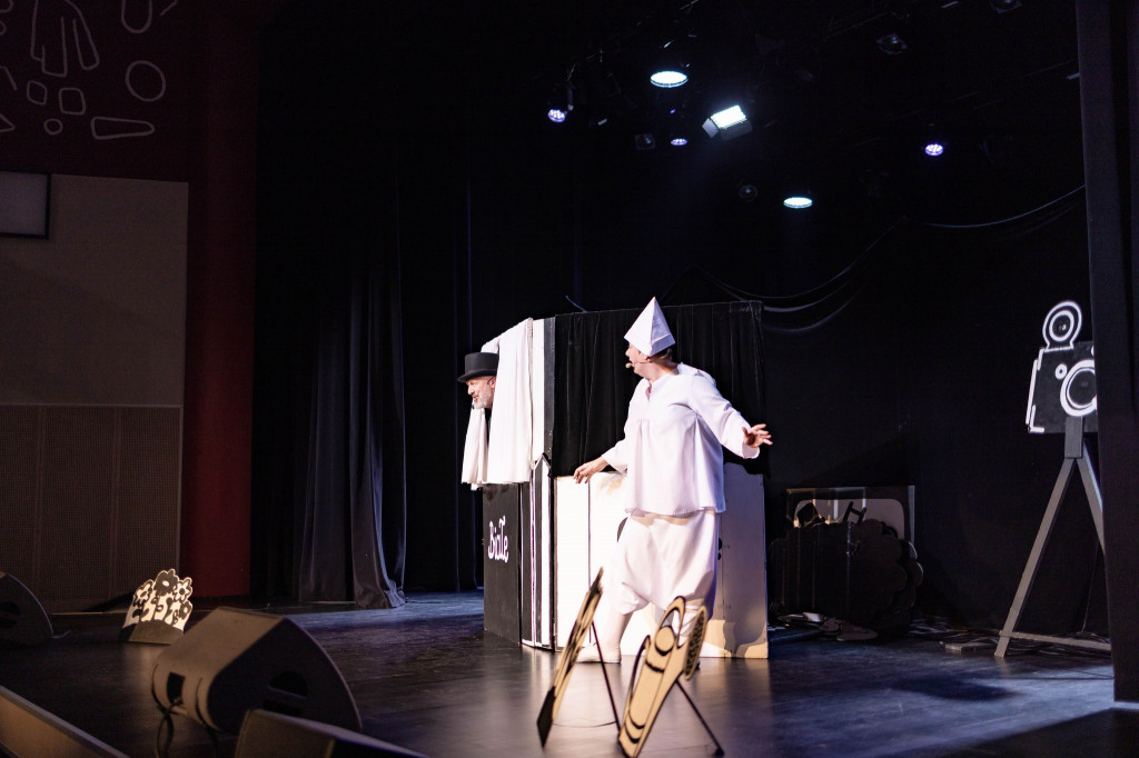 Teatr Pod Orzełkiem: Czarne i białe
