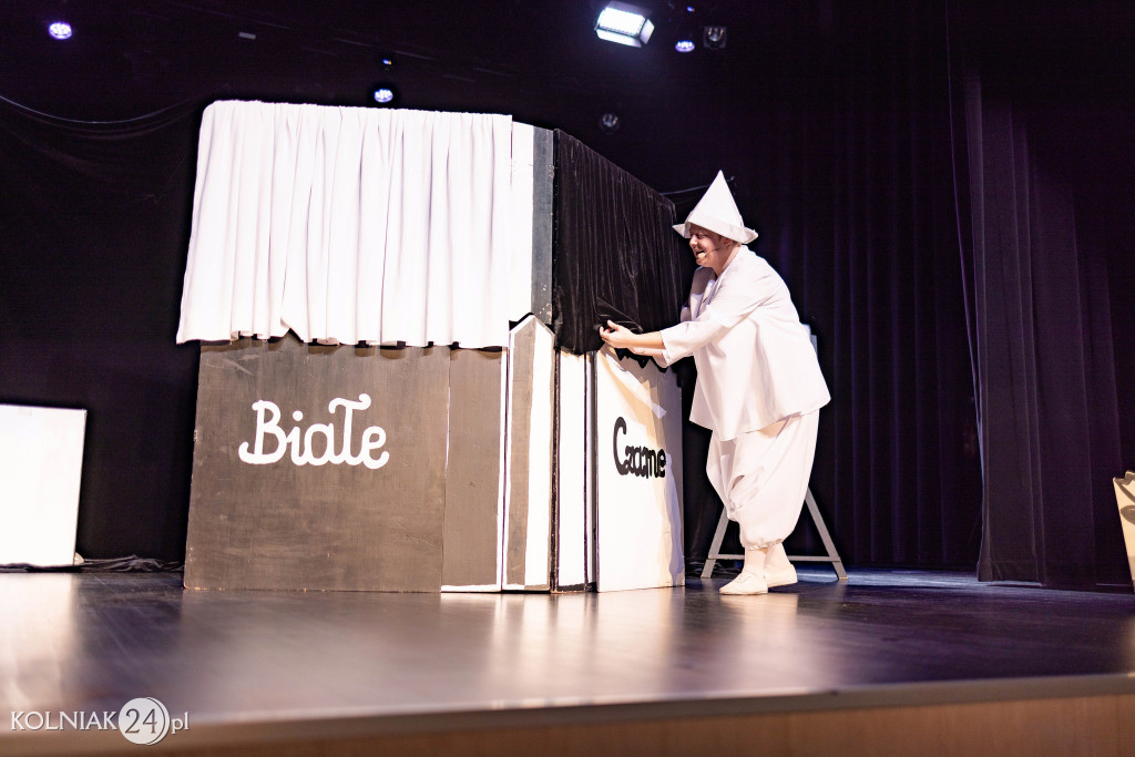 Teatr Pod Orzełkiem: Czarne i białe