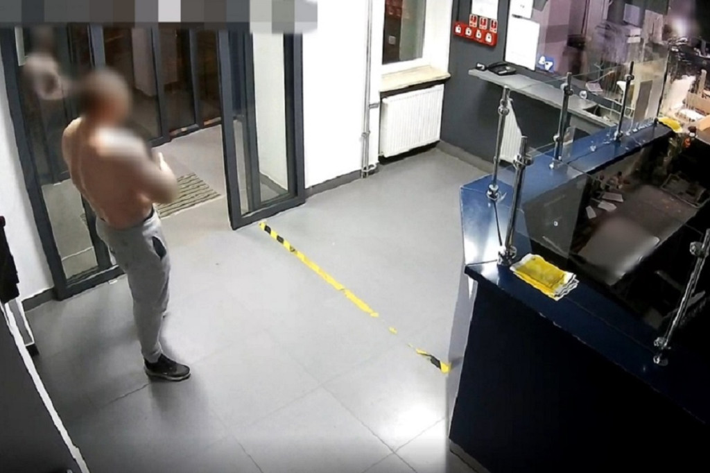 Mężczyzna zniszczył poczekalnię w komendzie