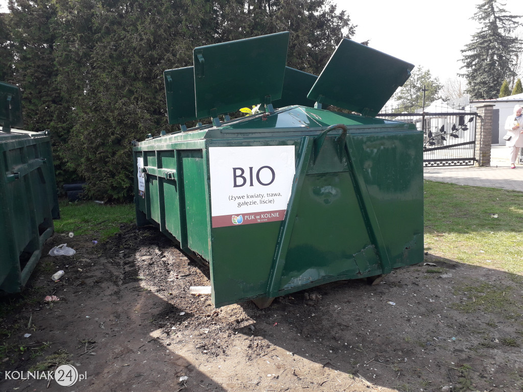Kontenery na cmentarzu w Kolnie