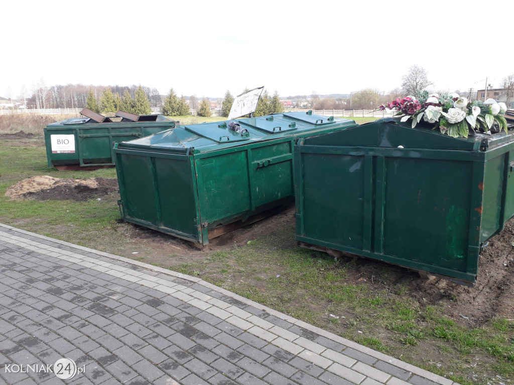Kontenery na cmentarzu w Kolnie
