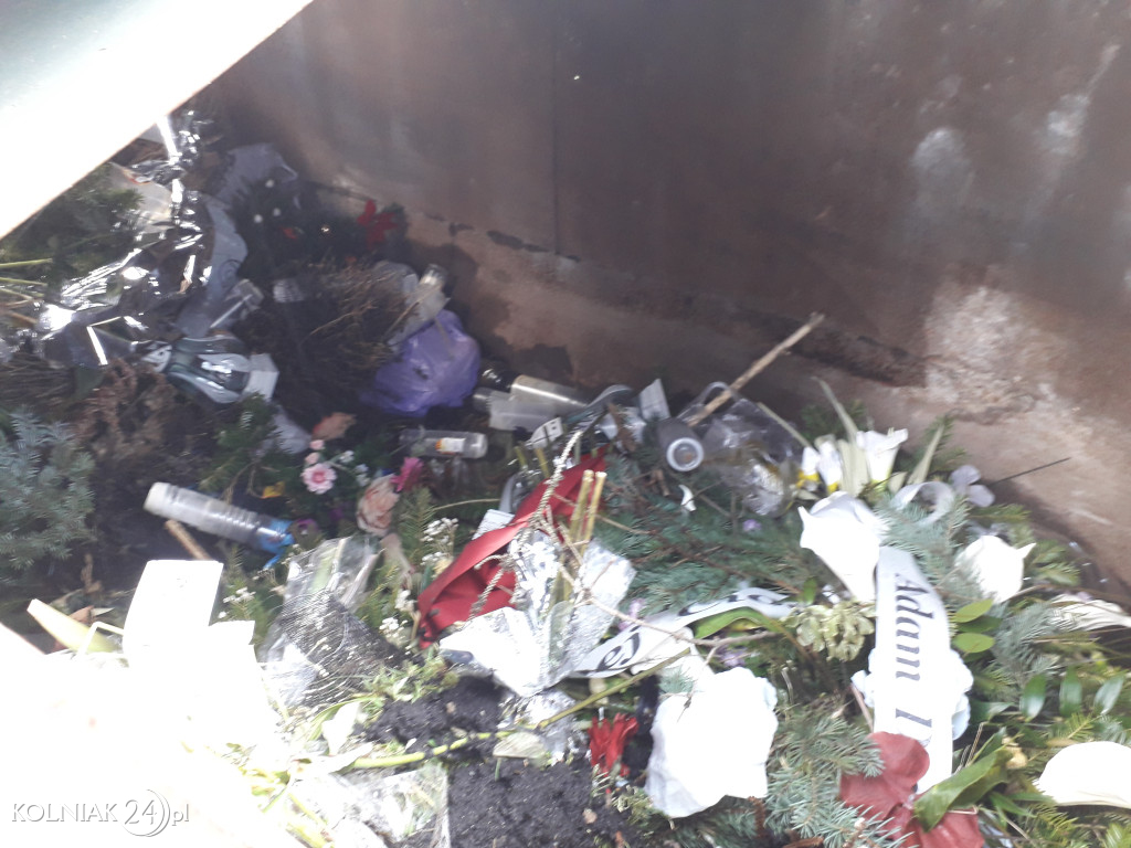 Kontenery na cmentarzu w Kolnie