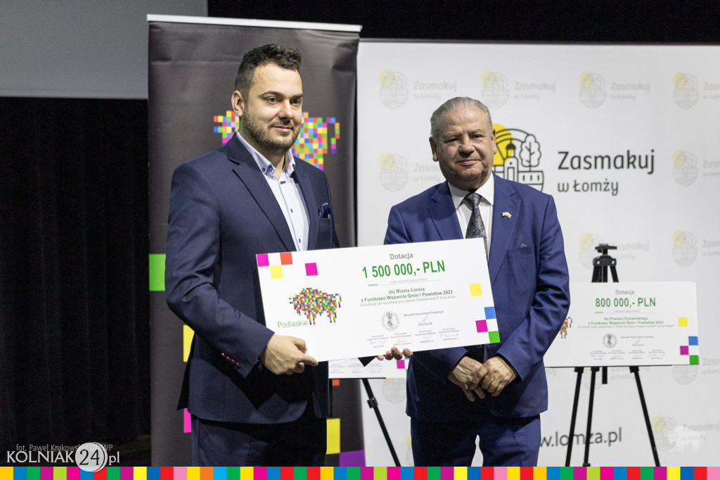 Wręczono symboliczne czeki dla samorządowców