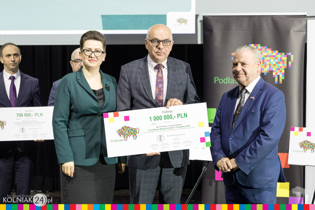 Wręczono symboliczne czeki dla samorządowców