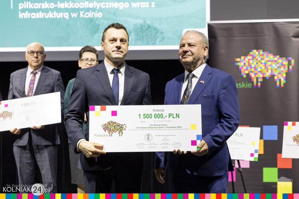 Wręczono symboliczne czeki dla samorządowców