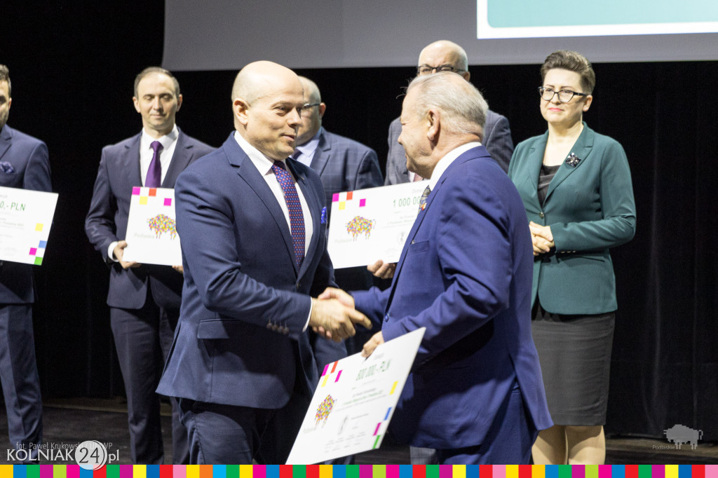 Wręczono symboliczne czeki dla samorządowców