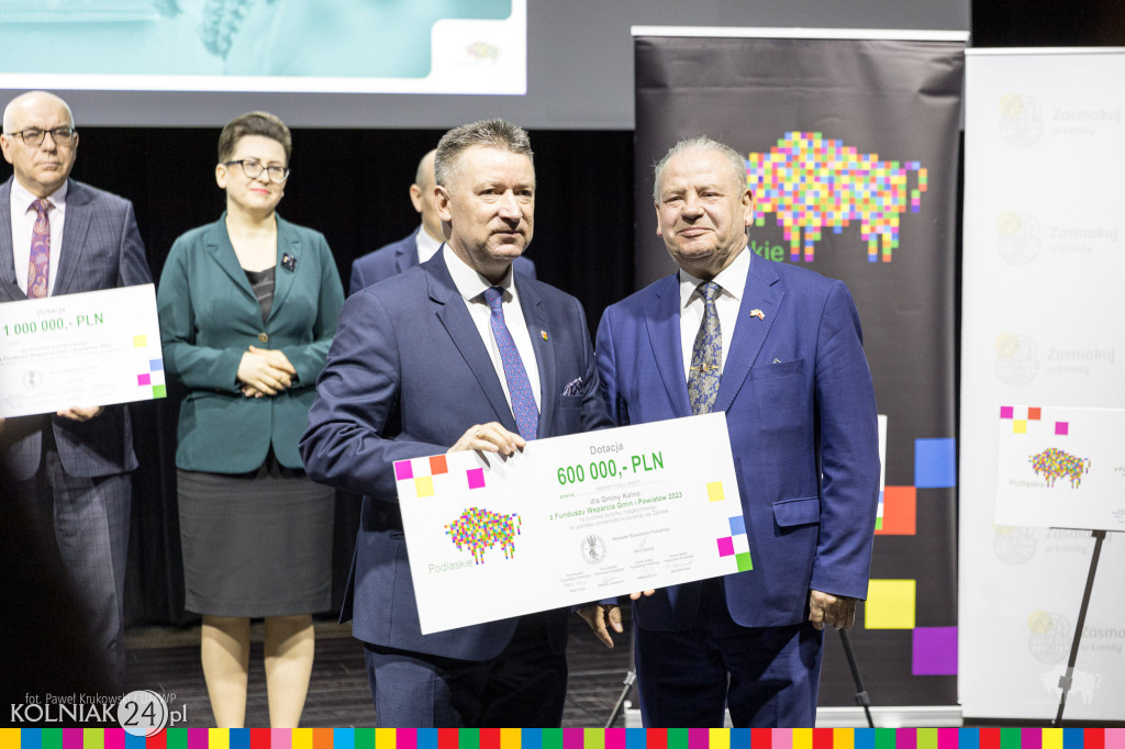 Wręczono symboliczne czeki dla samorządowców