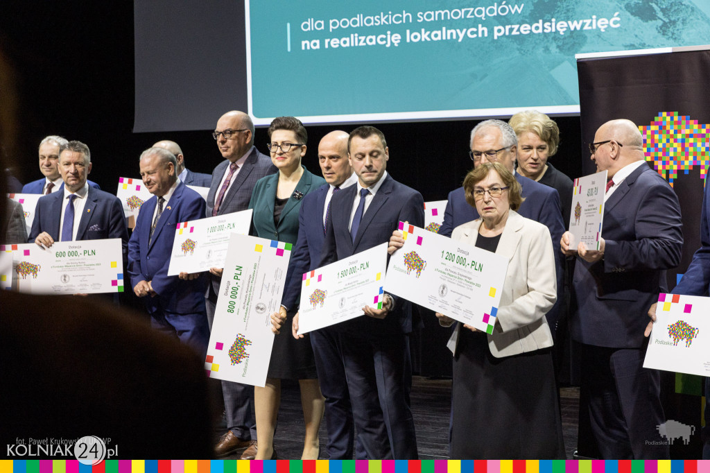Wręczono symboliczne czeki dla samorządowców